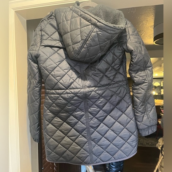XS Lucky Brand quiltsed coat with fleece lined hood.  Warm and high quality - Picture 6 of 9